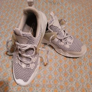 Sketchers Dlt-A tennis shoes